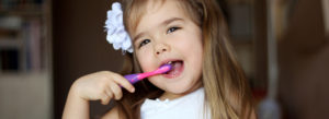 歯ブラシをする女の子　かみすのこども　はいしゃ